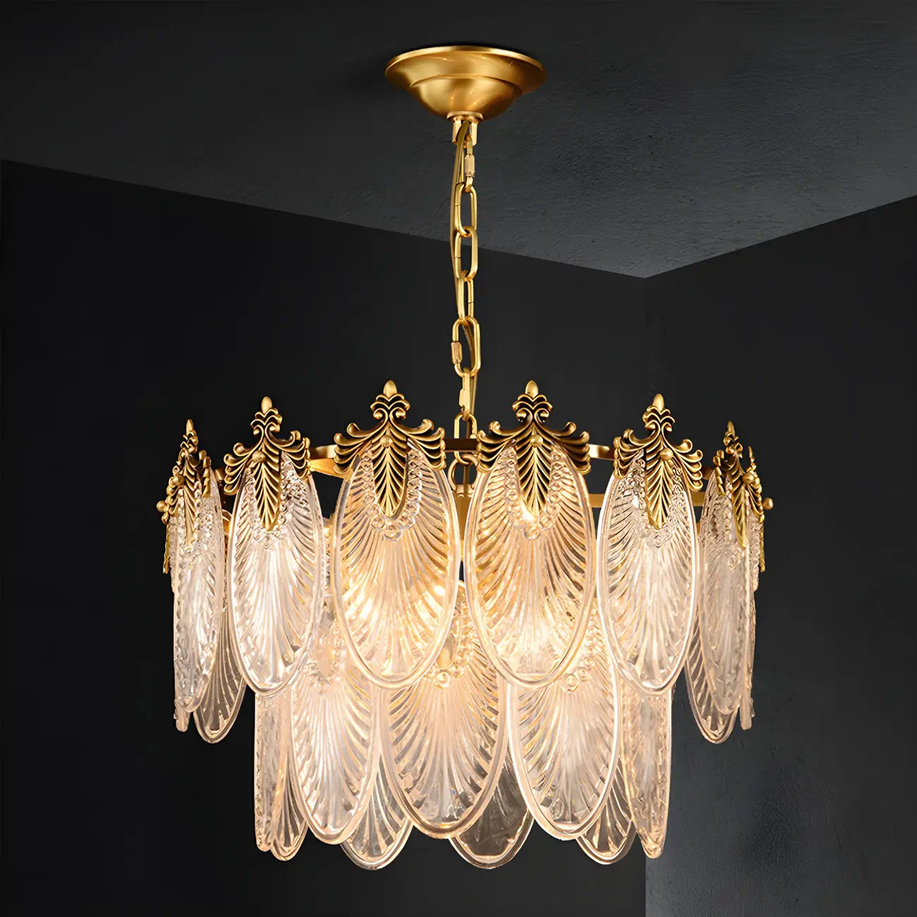 Lustre élégant en laiton et verre côtelé à plusieurs niveaux