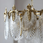 Lustre élégant en laiton et verre côtelé à plusieurs niveaux