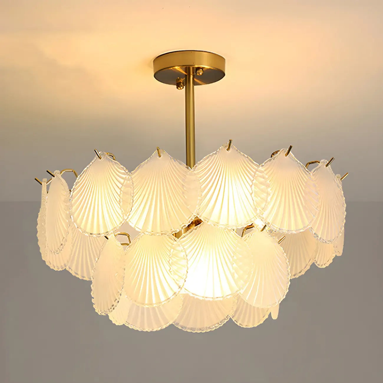 Lampadario in vetro a strati smerlato regolabile, elegante e unico, color oro