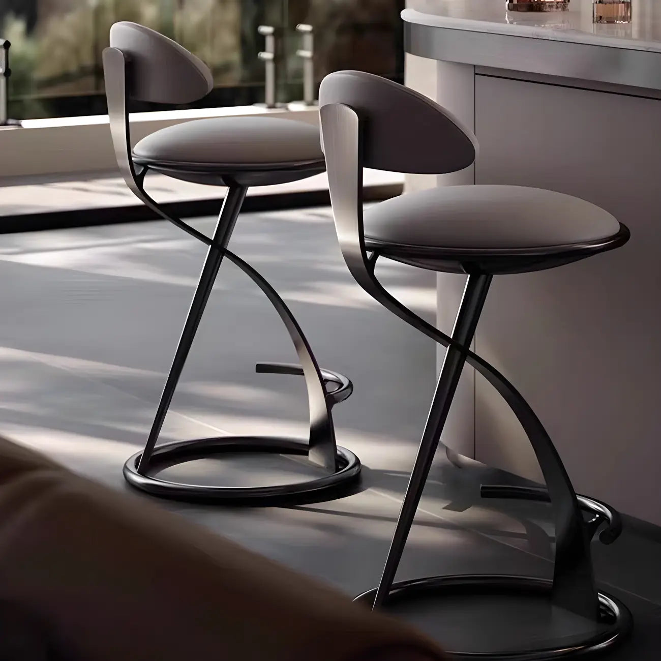 Tabouret de bar luxueux avec structure en métal doré et élégant cuir beige