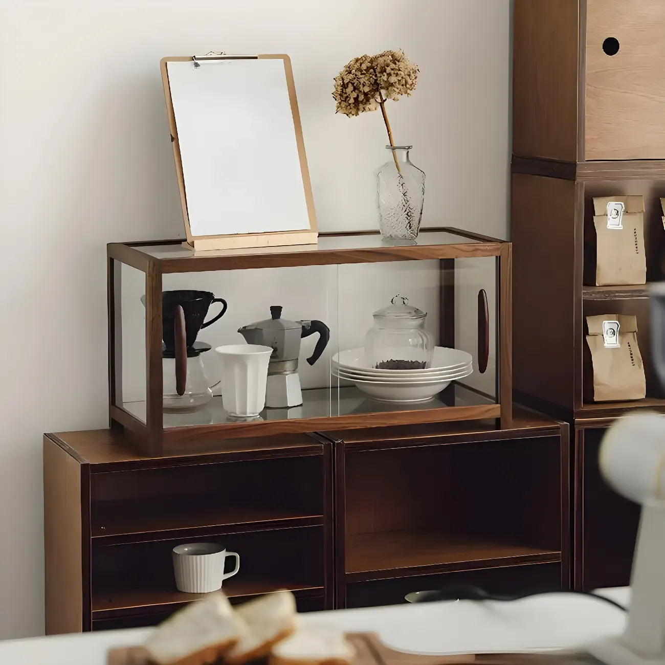 Élégante vitrine de table en bois avec portes coulissantes