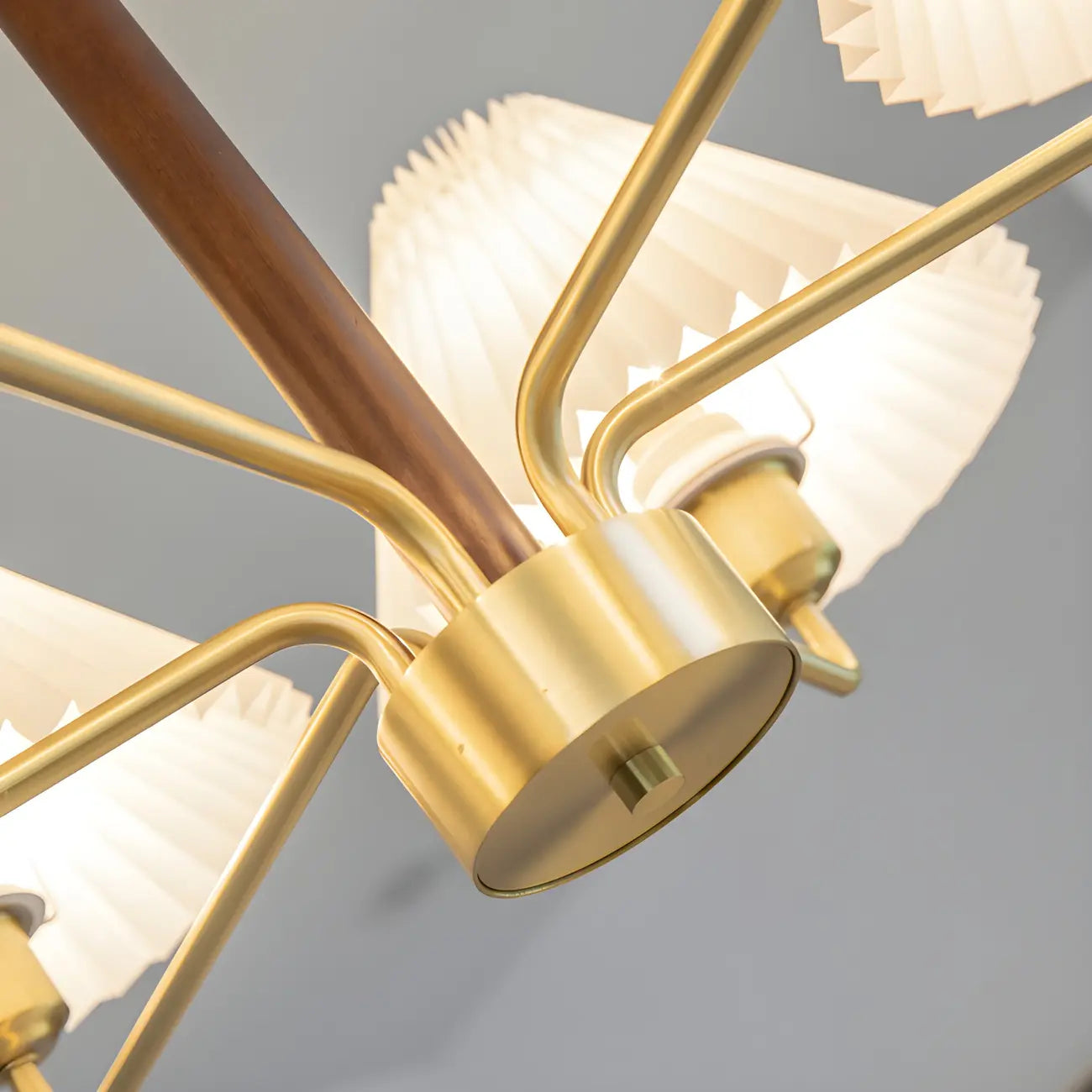 Lustre moderne plissé linéaire en métal doré