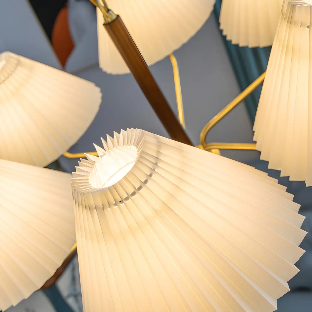 Lustre moderne plissé linéaire en métal doré