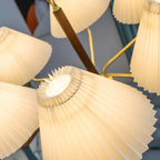 Lustre moderne plissé linéaire en métal doré