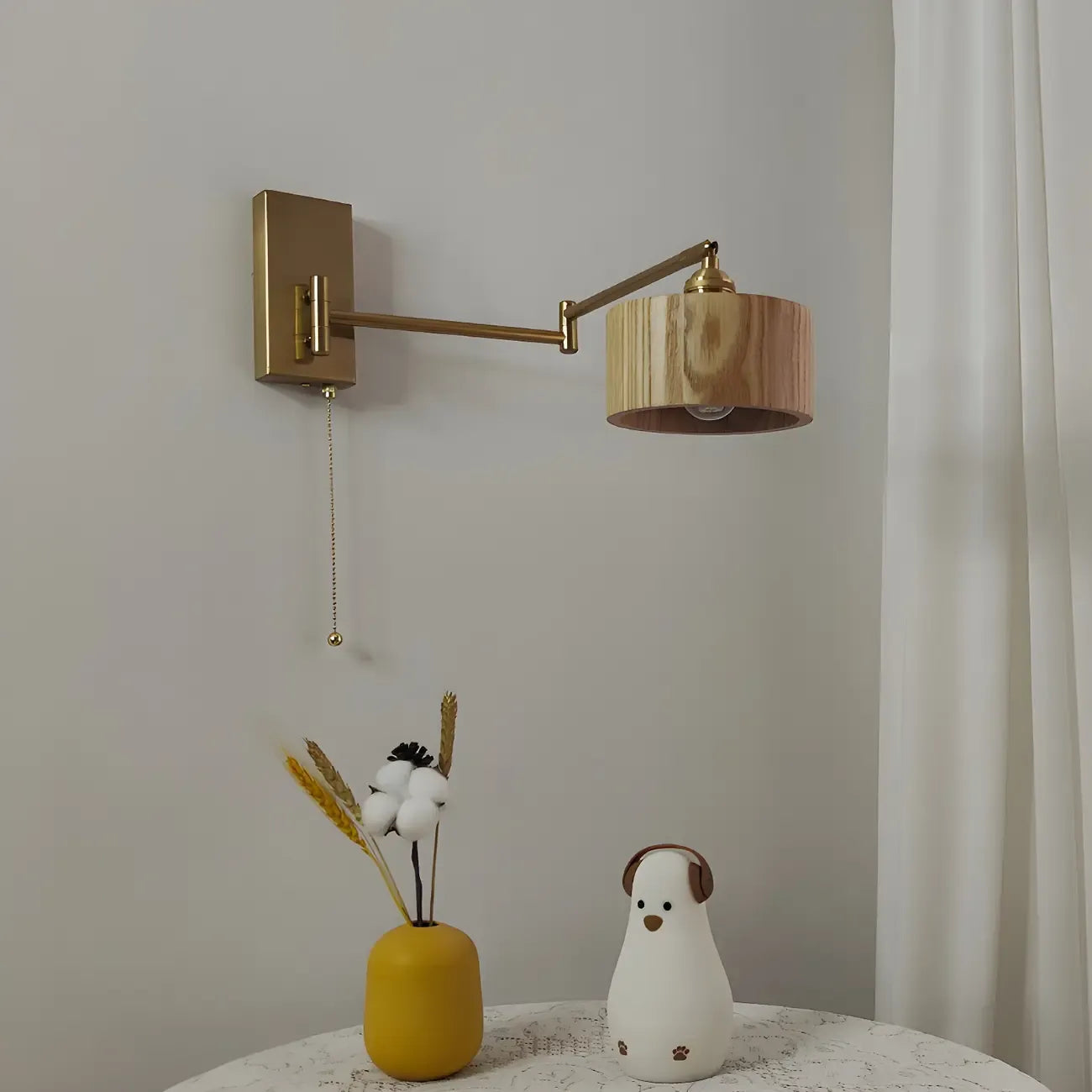 Applique murale à bras articulé en laiton avec abat-jour en bois brun