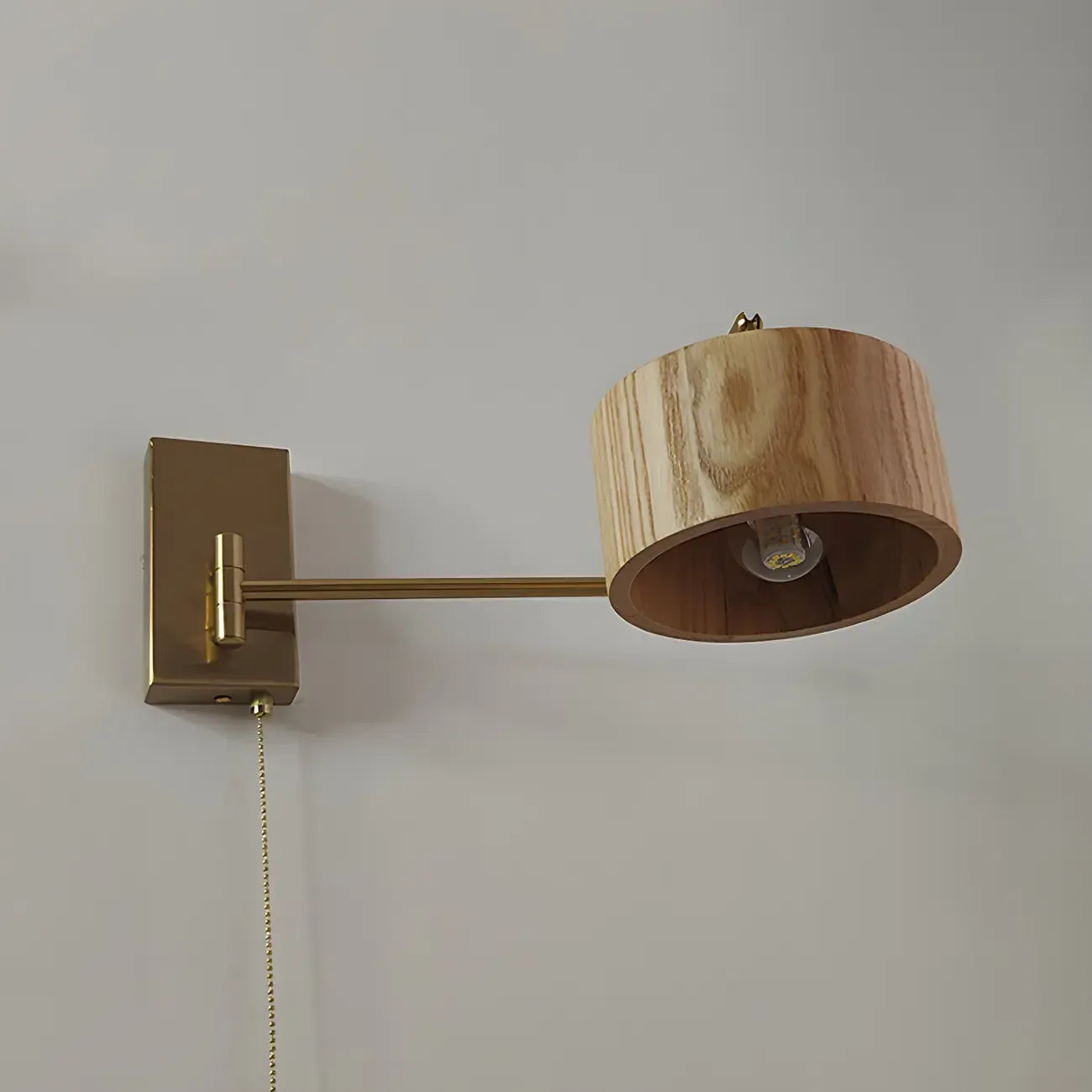 Applique murale à bras articulé en laiton avec abat-jour en bois brun