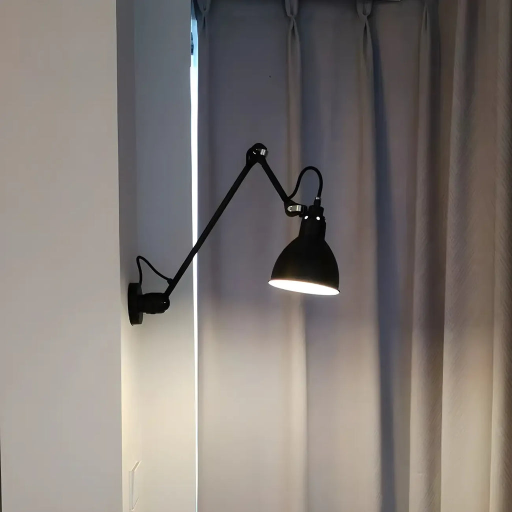 Applique murale à bras articulé en métal noir avec abat-jour intérieur blanc