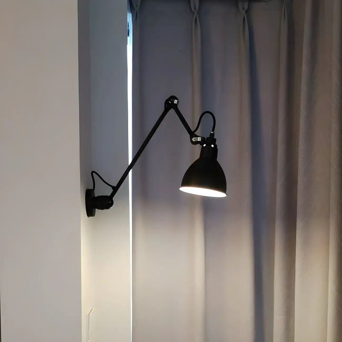 Applique murale à bras articulé en métal noir avec abat-jour intérieur blanc