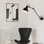 Applique murale à bras articulé en métal noir avec abat-jour intérieur blanc
