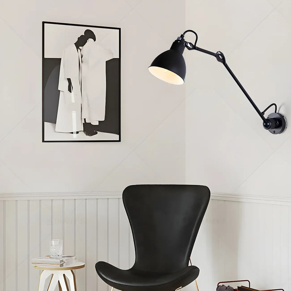 Applique murale à bras articulé en métal noir avec abat-jour intérieur blanc