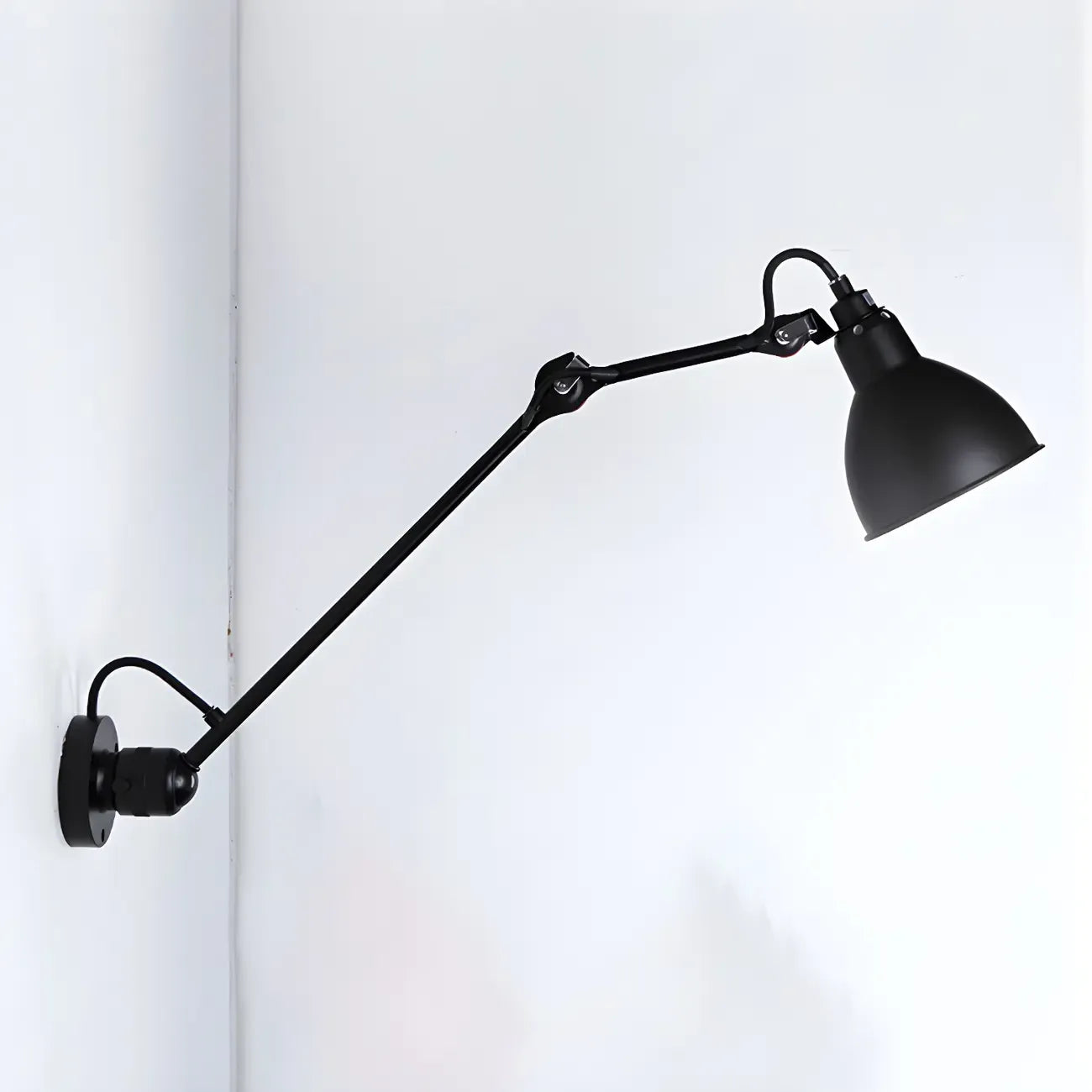 Applique murale à bras articulé en métal noir avec abat-jour intérieur blanc