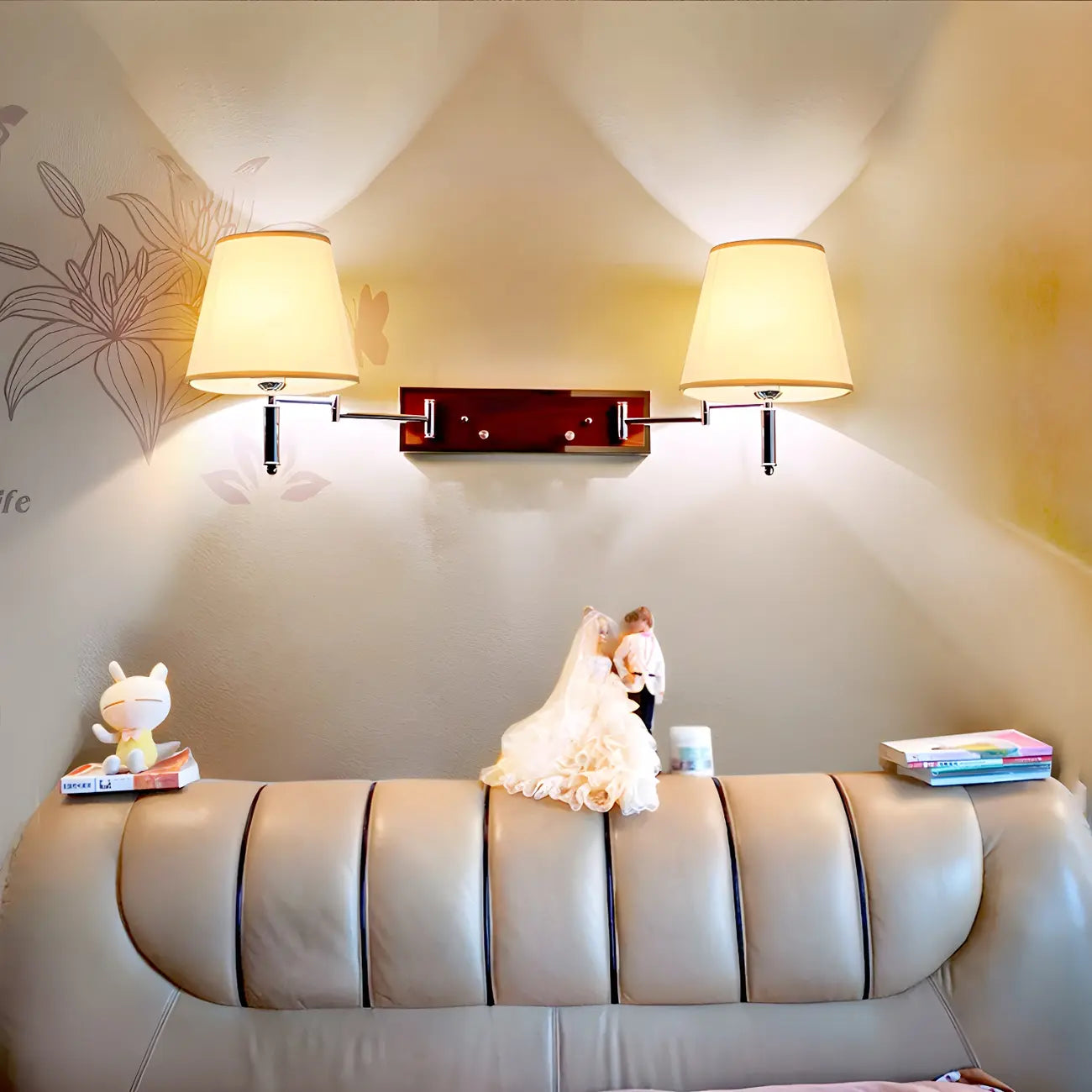Lampada da parete a 2 luci con braccio girevole color argento e paralume in tessuto