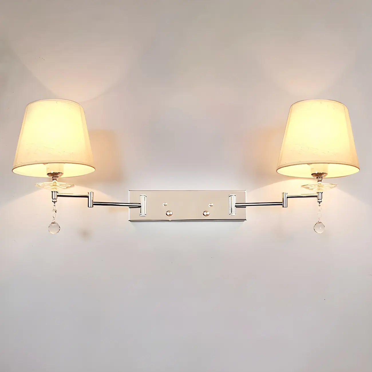 Lampada da parete a 2 luci con braccio girevole color argento e paralume in tessuto