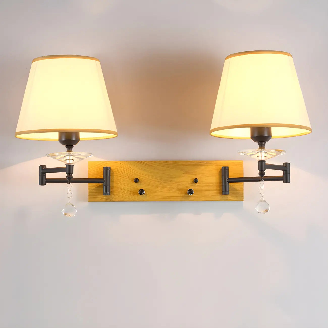 Lampada da parete a 2 luci con braccio girevole color argento e paralume in tessuto