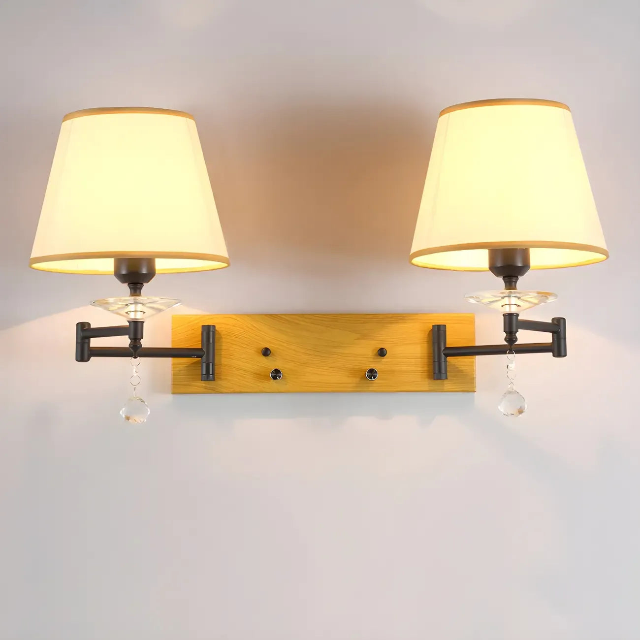 Lampada da parete a 2 luci con braccio girevole color argento e paralume in tessuto