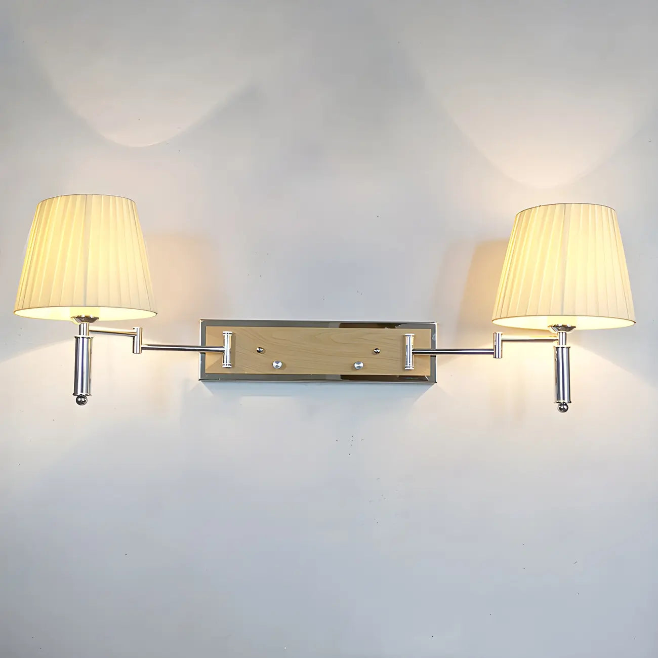 Lampada da parete a 2 luci con braccio girevole color argento e paralume in tessuto