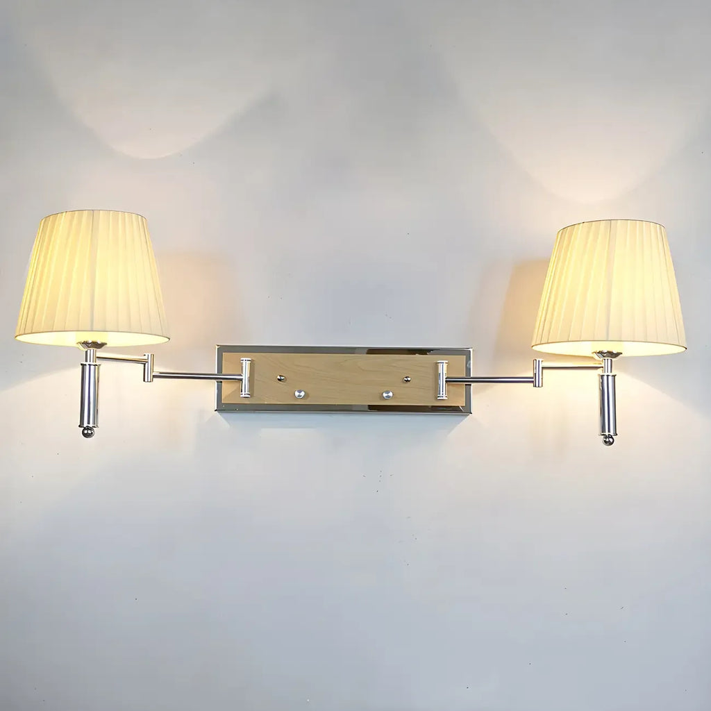 Lampada da parete a 2 luci con braccio girevole color argento e paralume in tessuto