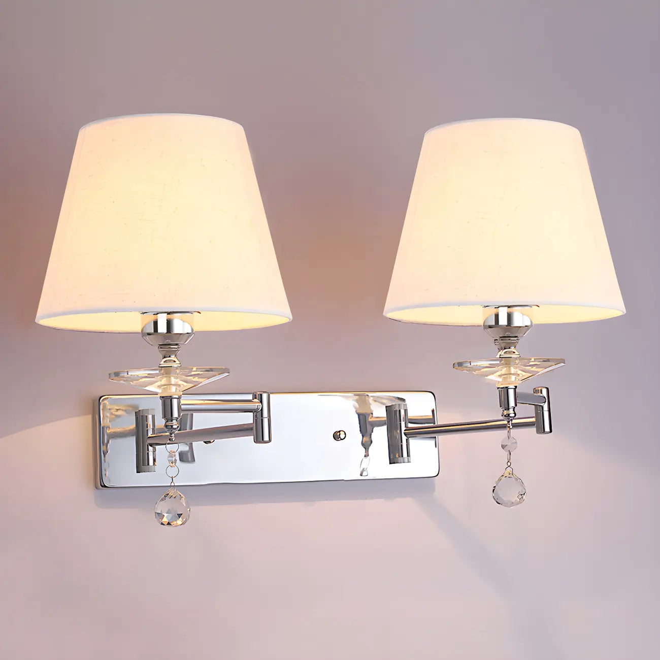 Lampada da parete a 2 luci con braccio girevole color argento e paralume in tessuto