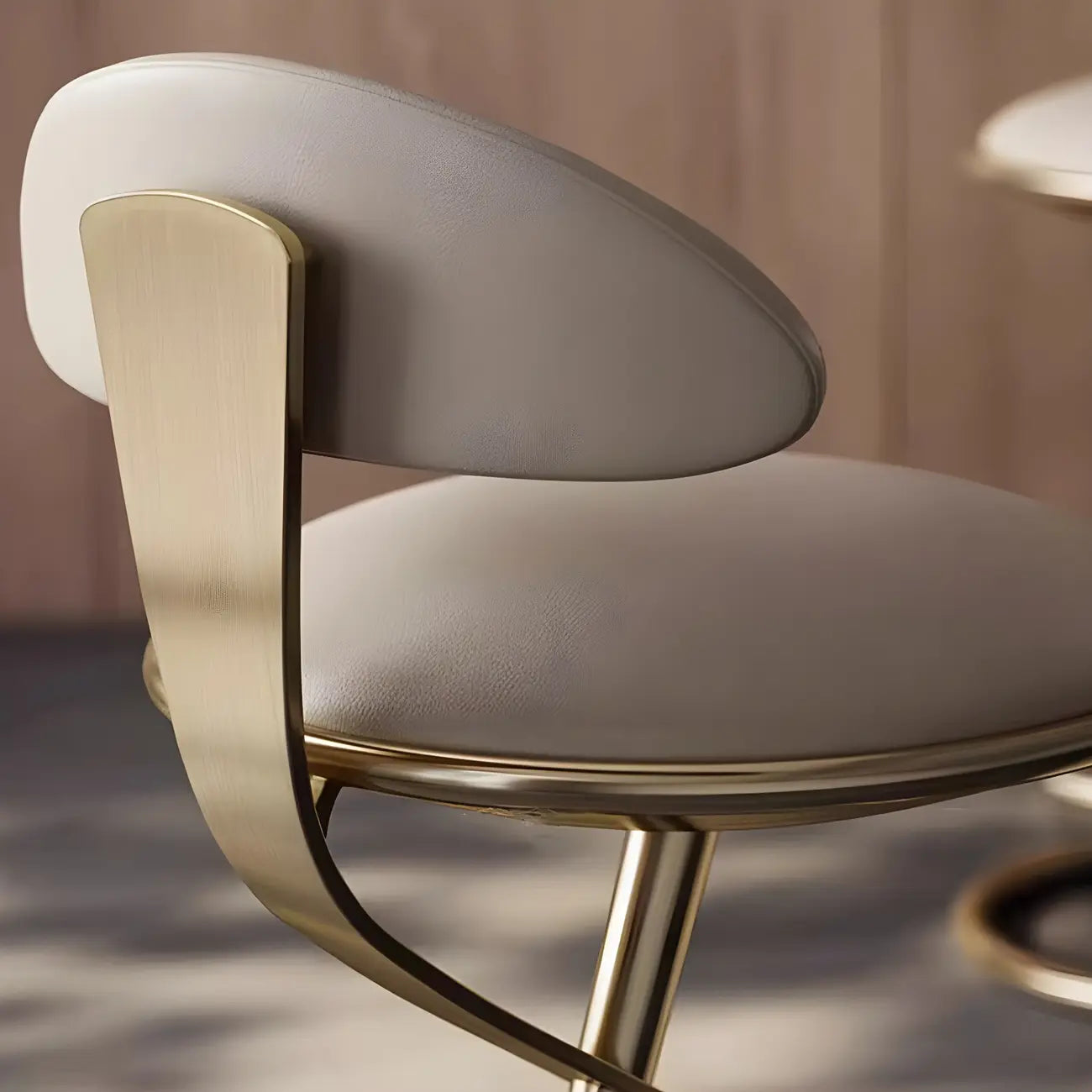 Tabouret de bar luxueux avec structure en métal doré et élégant cuir beige