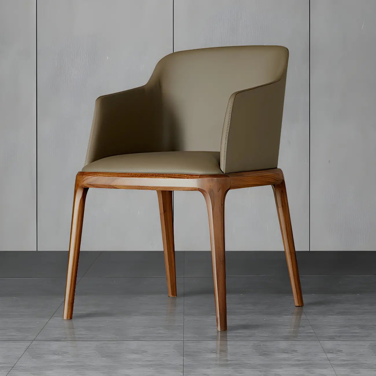 Chaise de salle à manger avec accoudoirs, pieds en bois et cuir kaki