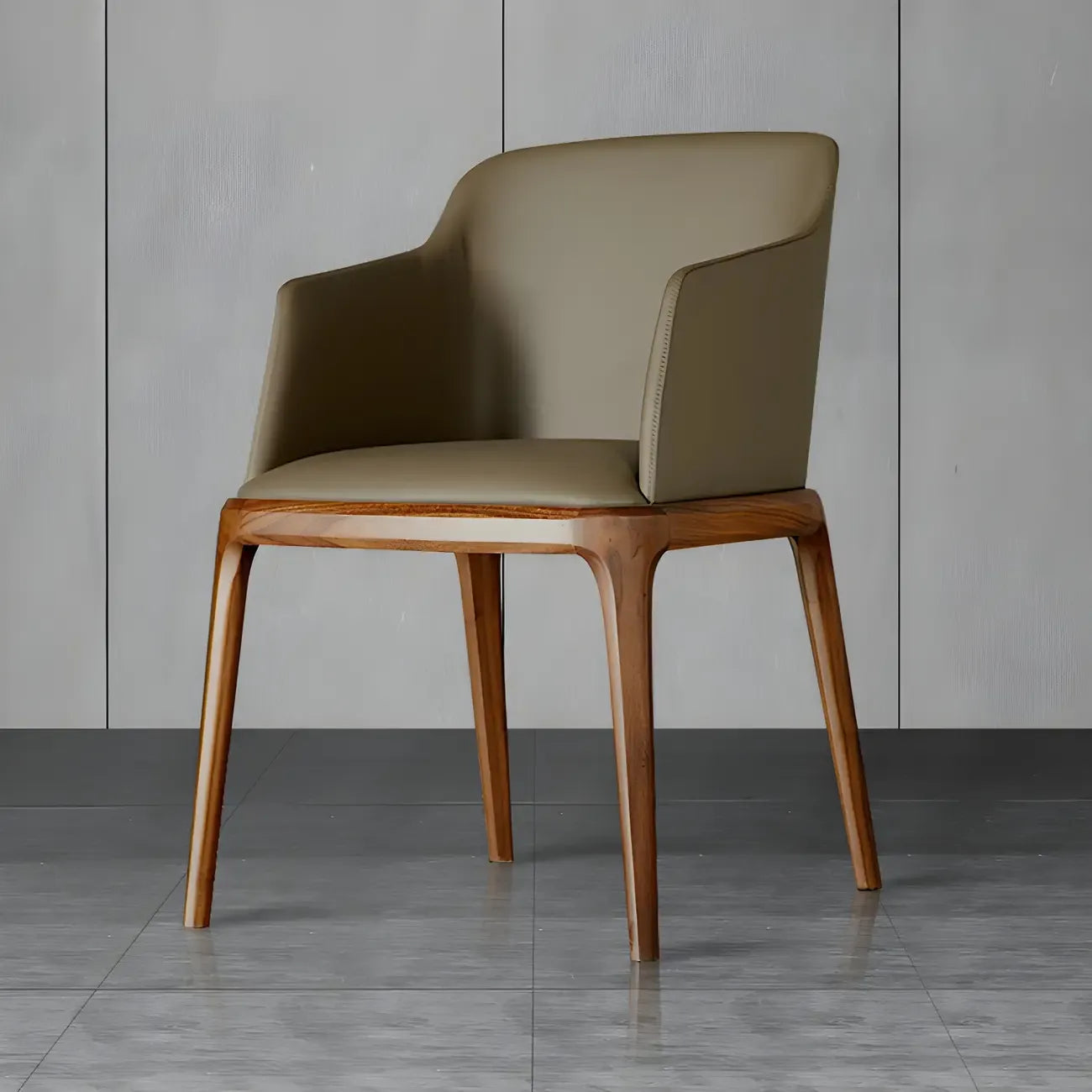 Chaise de salle à manger avec accoudoirs, pieds en bois et cuir kaki