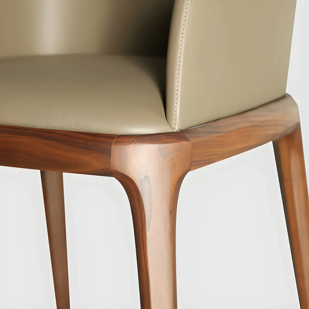 Chaise de salle à manger avec accoudoirs, pieds en bois et cuir kaki