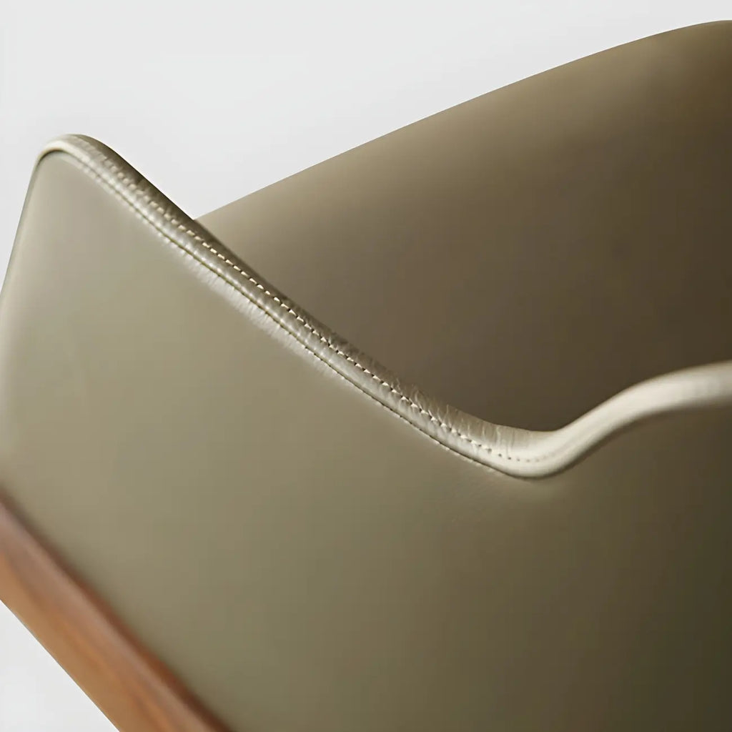 Chaise de salle à manger avec accoudoirs, pieds en bois et cuir kaki