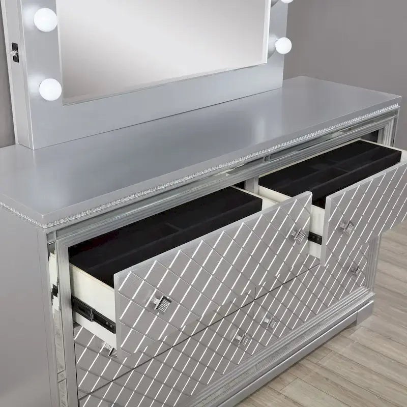 Ensemble de chambre à coucher Seleena Glam Silver Wood 5 pièces avec panneaux capitonnés et port USB par Furniture of America