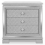 Ensemble de chambre à coucher Seleena Glam Silver Wood 5 pièces avec panneaux capitonnés et port USB par Furniture of America