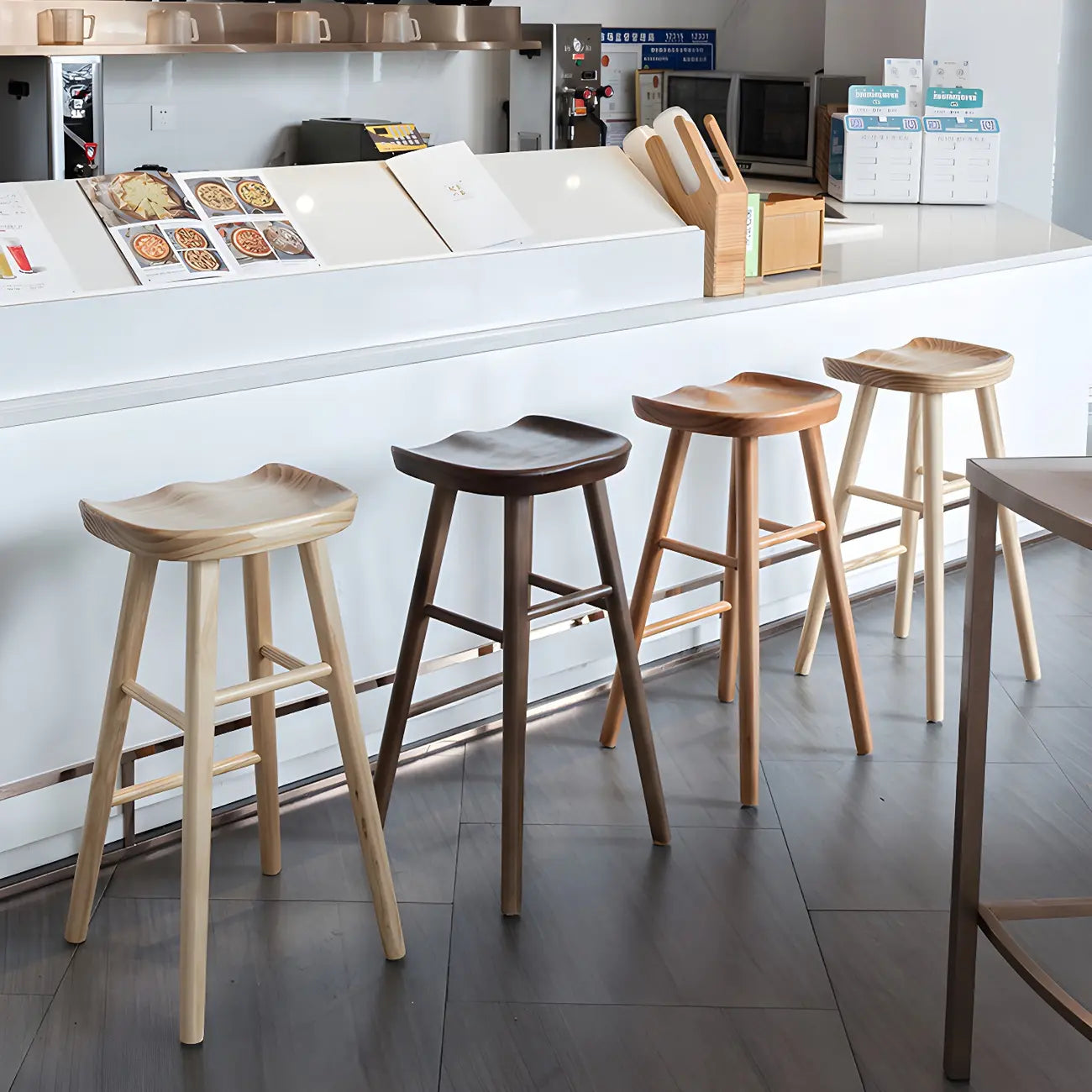 Tabourets de bar industriels en bois sans dossier, hauteur comptoir