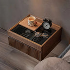 Table de chevet suspendue moderne en noyer avec plateau en verre et tiroirs
