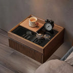 Table de chevet suspendue moderne en noyer avec plateau en verre et tiroirs