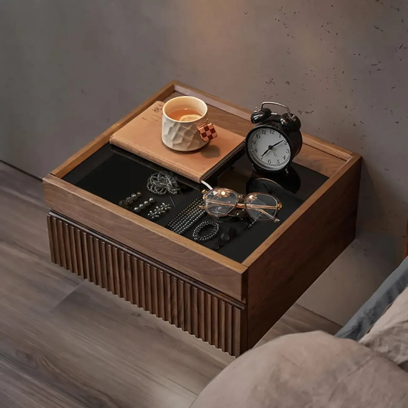 Table de chevet suspendue moderne en noyer avec plateau en verre et tiroirs