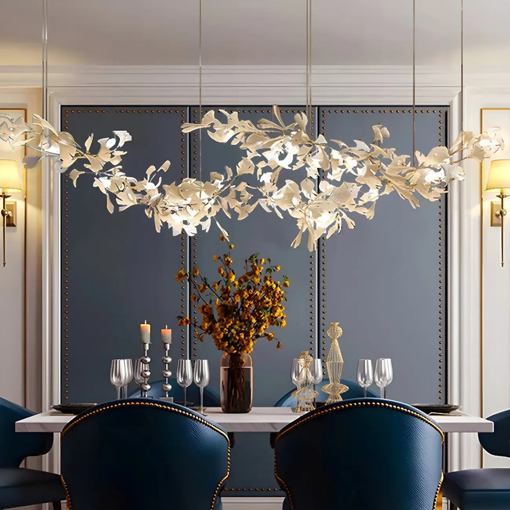 Salle à manger avec lustre moderne blanc inspiré des feuilles