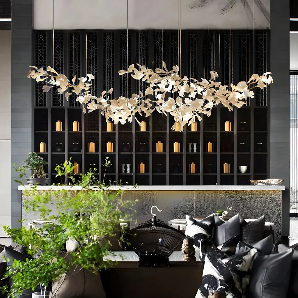 Salle à manger avec lustre moderne blanc inspiré des feuilles