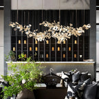 Salle à manger avec lustre moderne blanc inspiré des feuilles