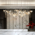 Salle à manger avec lustre moderne blanc inspiré des feuilles
