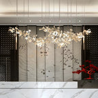 Salle à manger avec lustre moderne blanc inspiré des feuilles