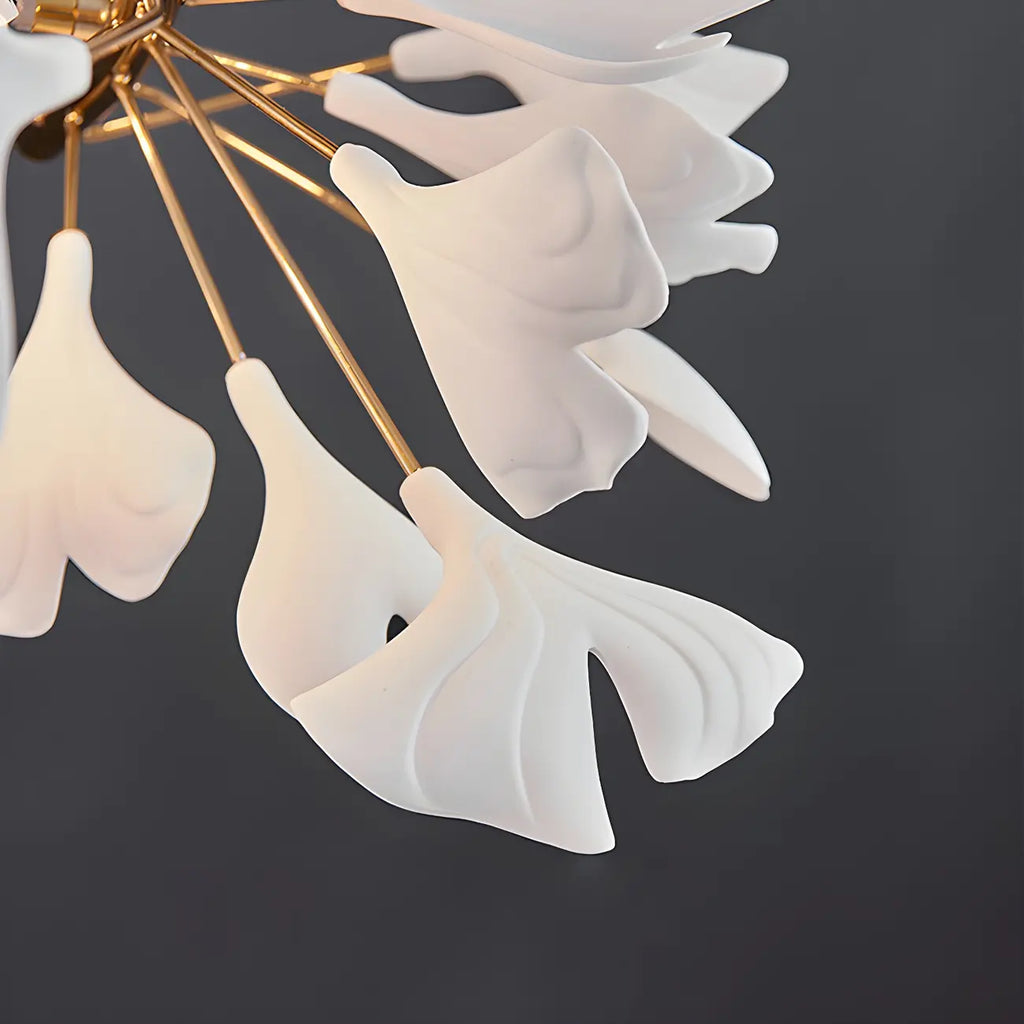 Salle à manger avec lustre moderne blanc inspiré des feuilles