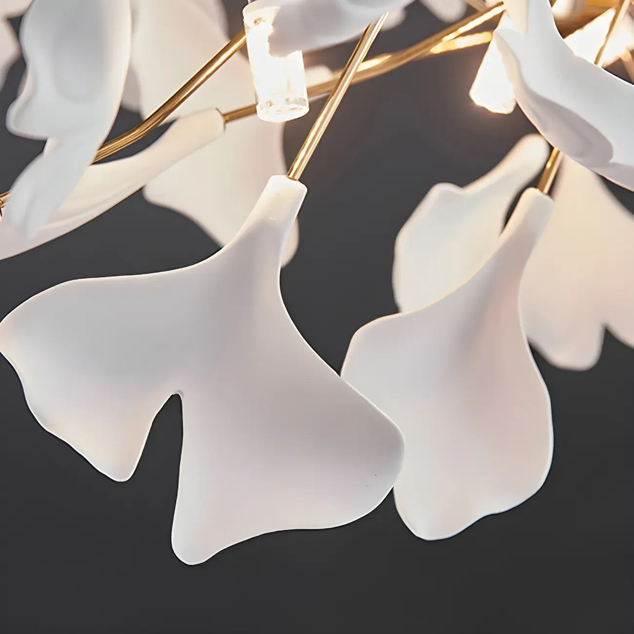 Salle à manger avec lustre moderne blanc inspiré des feuilles