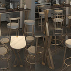 Tables de bar glamour en pierre blanche, fer et métal doré, forme libre, pour la cuisine