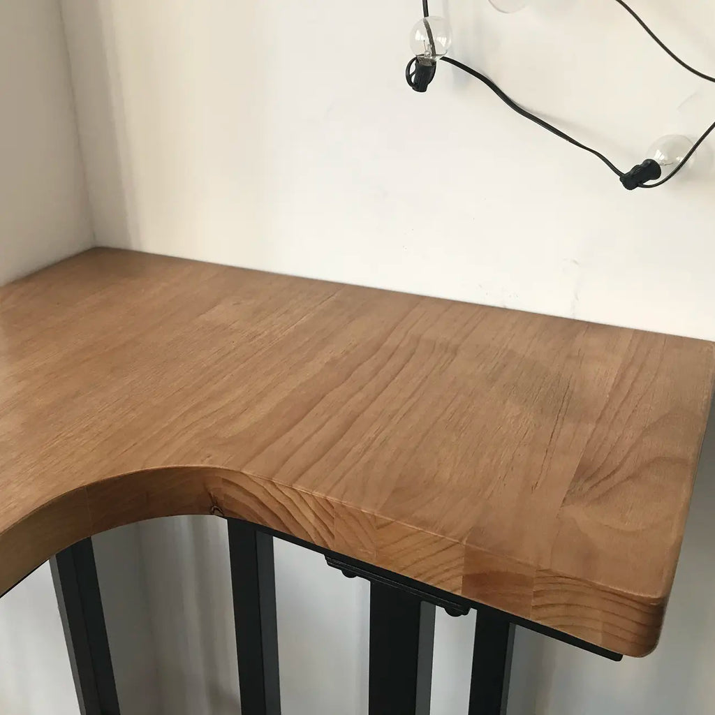 Tables de bar industrielles en bois naturel et fer forgé, en forme de L