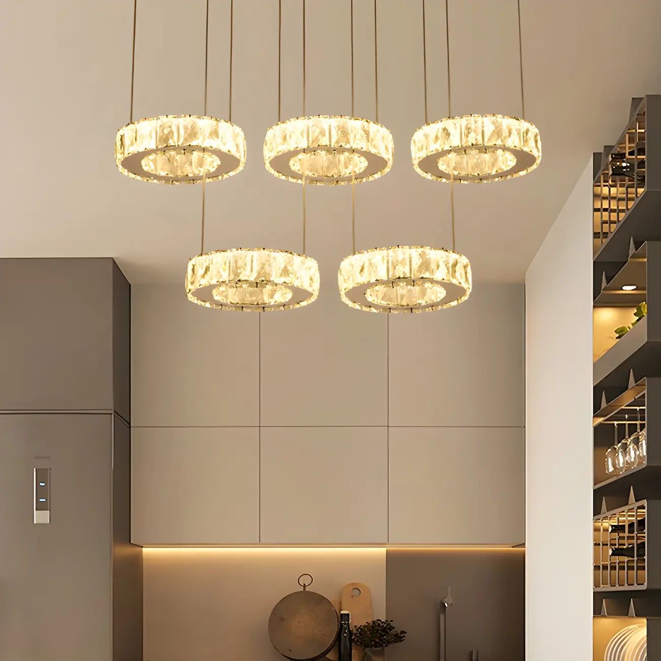 Suspension élégante en cristal avec LED et télécommande pour cuisine.