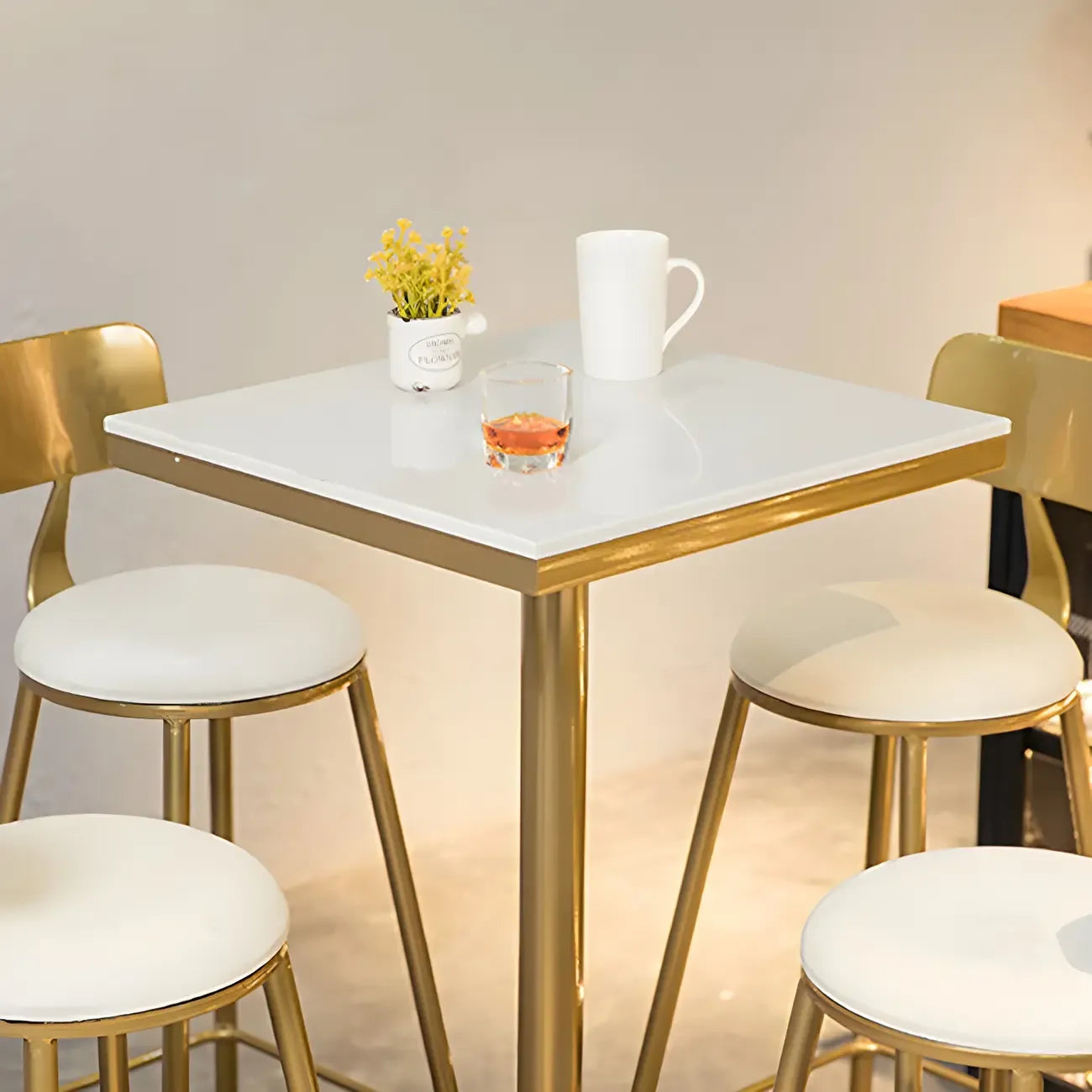 Tables de bar sur pied en faux marbre doré glamour pour bistro