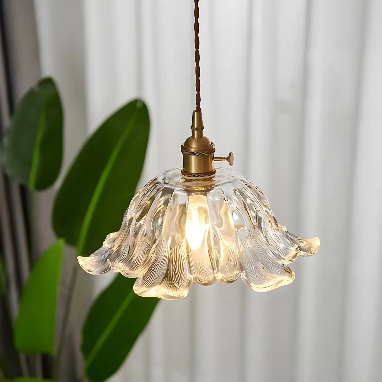 Suspension Art Déco vintage en verre et laiton à motif floral