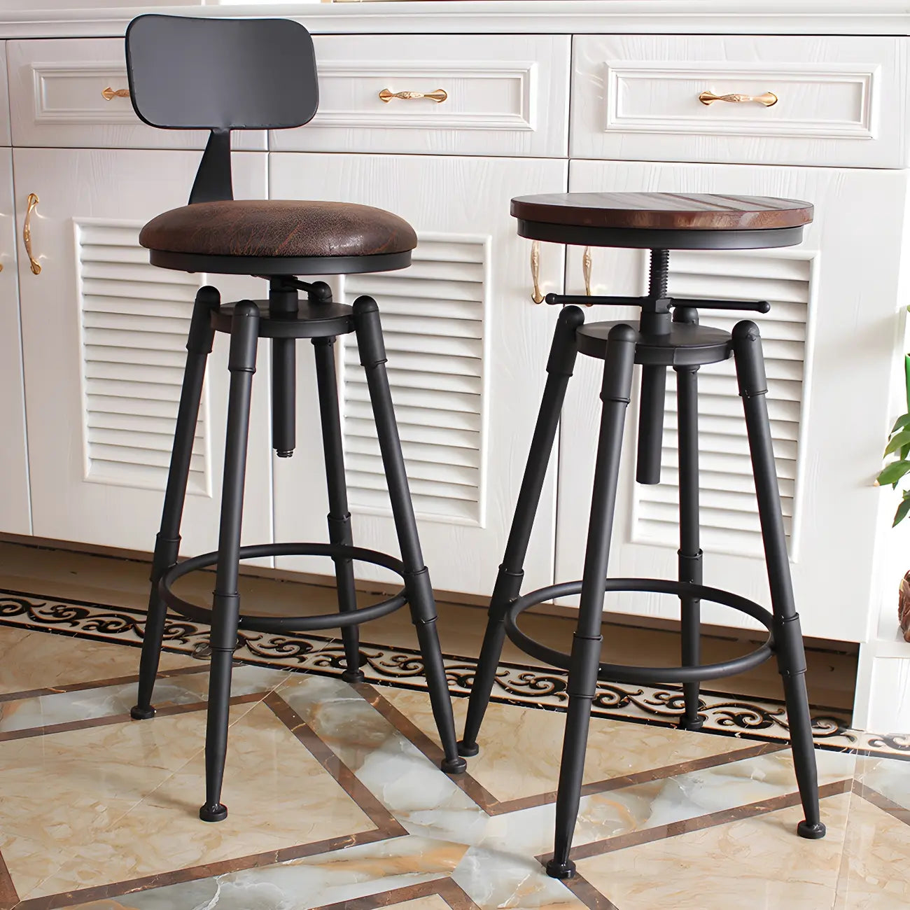 Tabourets de bar pivotants en métal et cuir de style industriel avec dossier