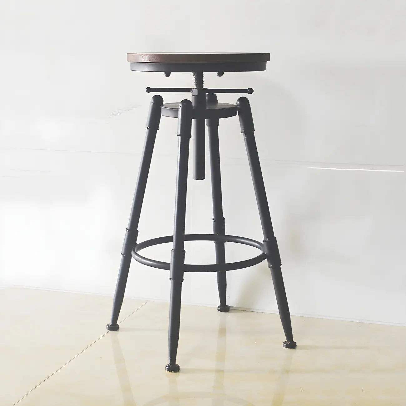 Tabourets de bar pivotants en métal et cuir de style industriel avec dossier