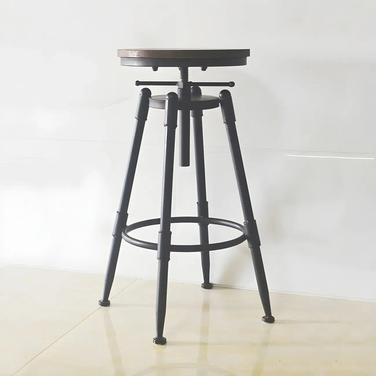 Tabourets de bar pivotants en métal et cuir de style industriel avec dossier