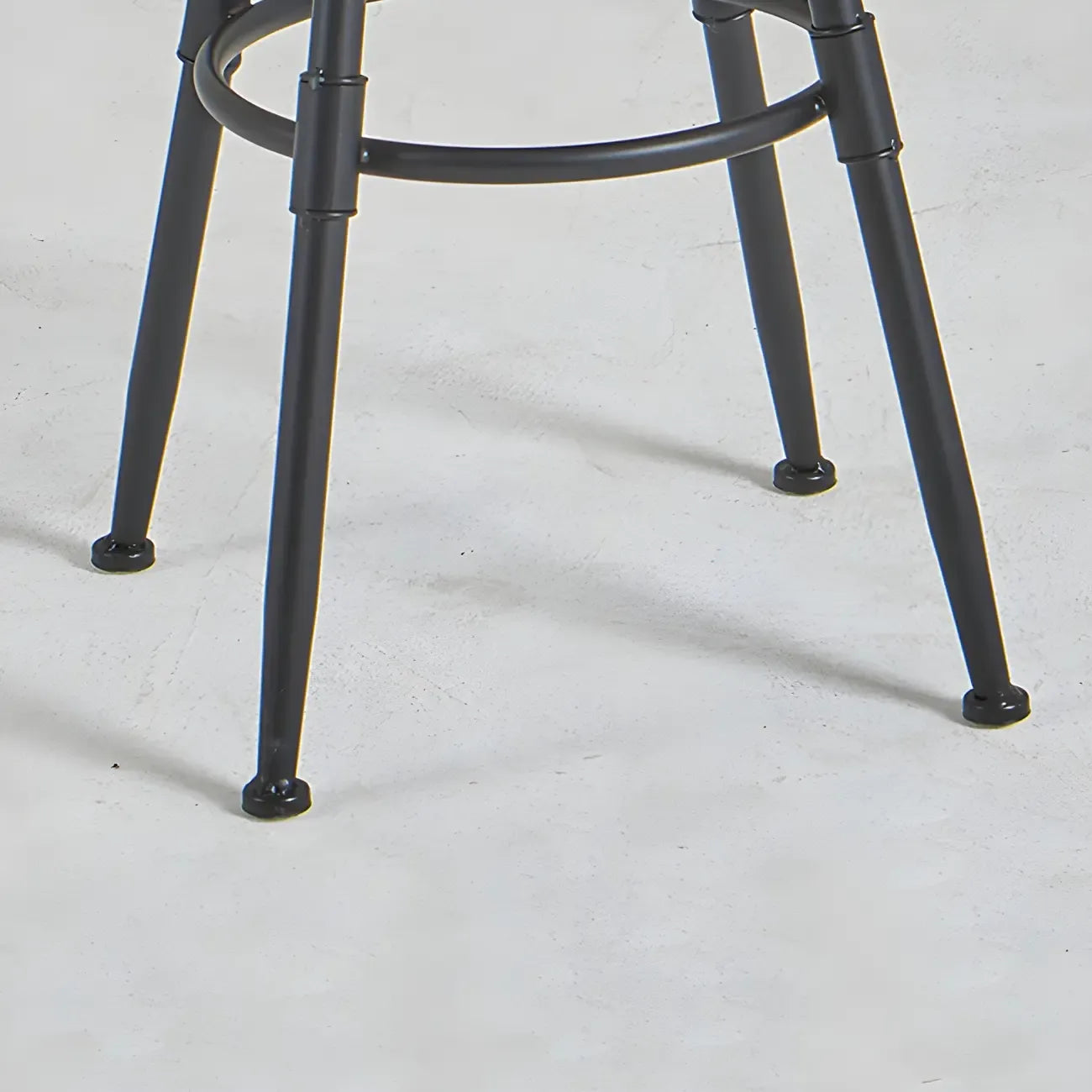 Tabourets de bar pivotants en métal et cuir de style industriel avec dossier