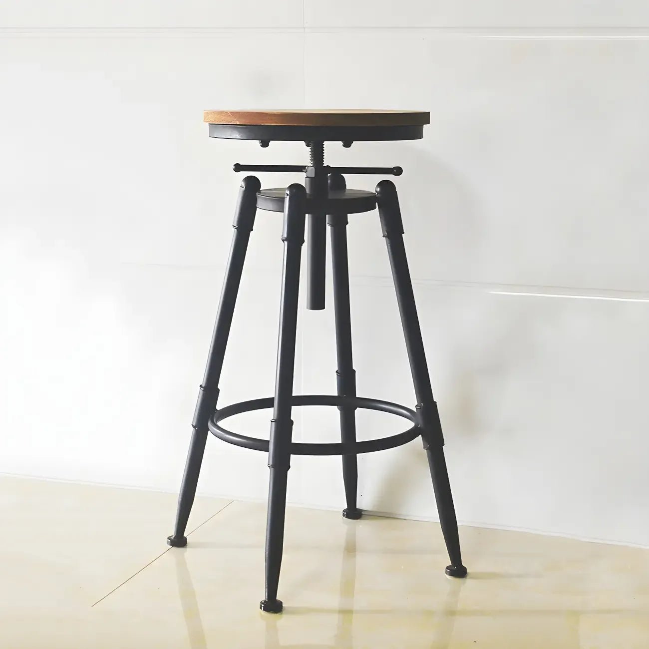 Tabourets de bar pivotants en métal et cuir de style industriel avec dossier
